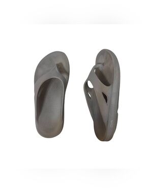 OOFOS gray unisex flip flops men’s sandals size 7 women size 9!